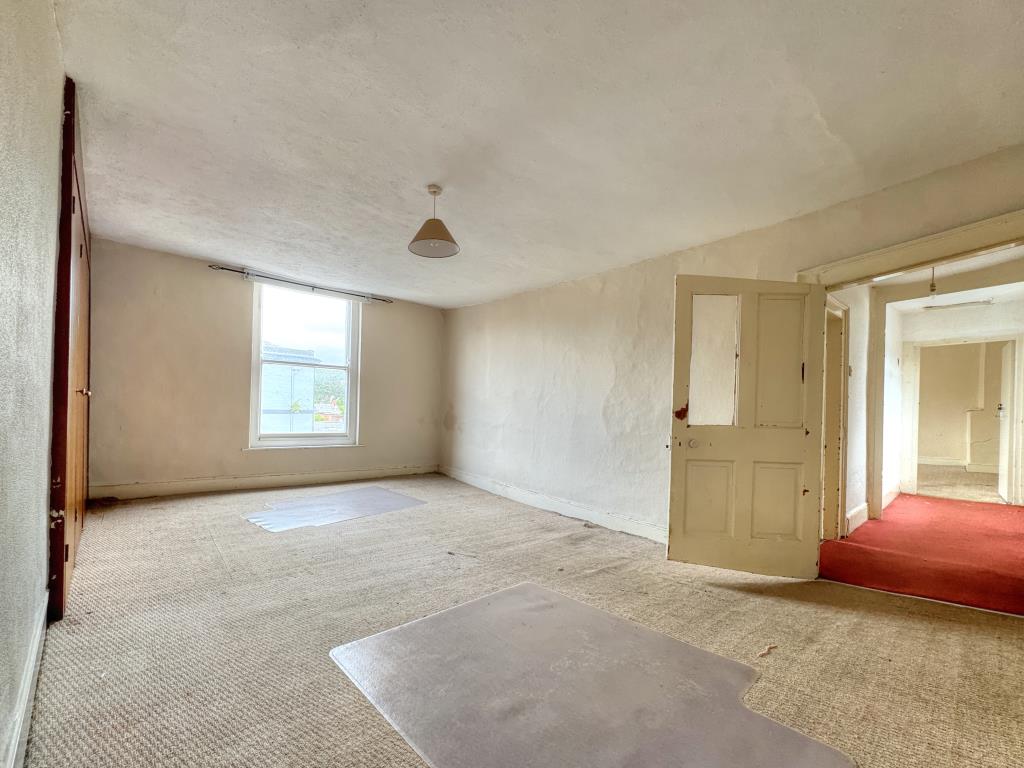 Lot: 55 - THREE-BEDROOM MAISONETTE IN CENTRAL LOCATION - Bedroom one